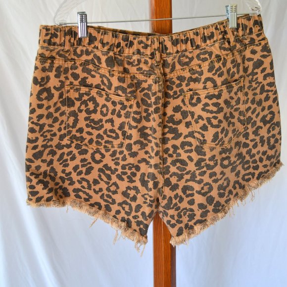 Plus Size 2XL Leopard Cut-Off Jean Shorts Hayden Los Angeles - Picture 4 of 6